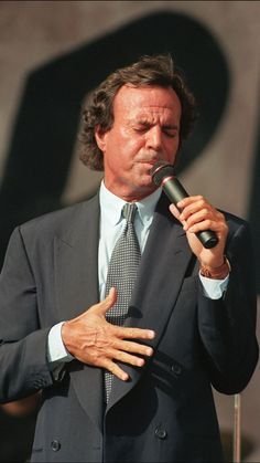 Julio Iglesias Net Worth